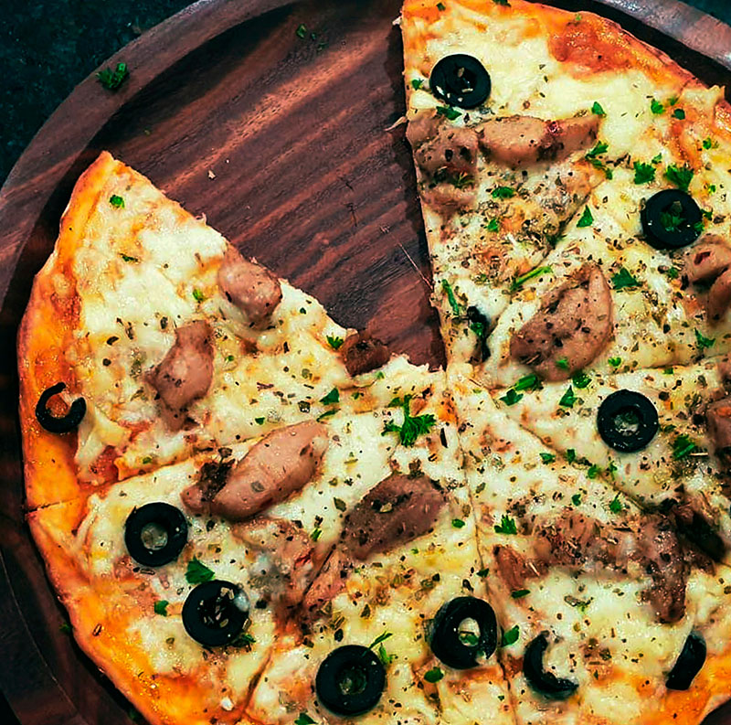 Carne pizza Helsingissä Terra Pizzeriassa